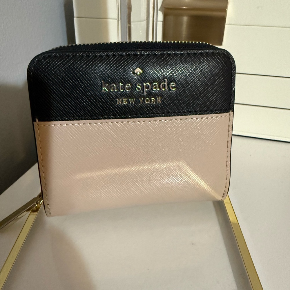 Kate Spade Black and Cream Wallet with Classic Design - Picture 2 of 6